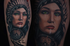 ruslan-novak-portret-kobieta-indianka-realism-kolorowy-portret-tatuaz-rece-wroclaw