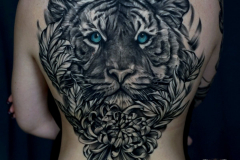 ruslan-novak-realism-zwierze-tygrys-kwiaty-tatuaz-na-plecach-wroclaw