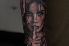 ruslan-novak-realizm-blackwork-portret-kobieta-horror-tatuaz-na-rece-przedramieniu-wroclaw