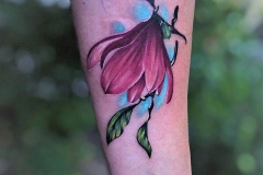 ruslan-novak-realizm-kolor-kwiaty-lilie-tatuaz-na-rece-wroclaw