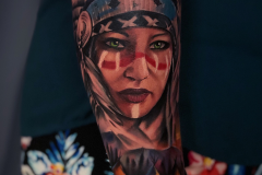 ruslan-novak-realizm-portret-kolor-kobieta-twarz-indianka-gory-tatauz-na-rece-wroclaw