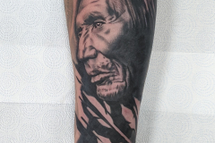 sokol-tatuaz-portret-indianin-realistyczny-przedramie-wroclaw