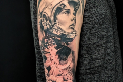 sokol-tatuaz-realistyczny-kosmos-ramie-rekaw.wroclaw