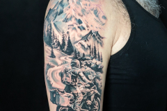sokol-tatuaz-realistyczny-motocykl-gory-na-ramieniu-wroclaw