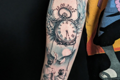 sokol-tatuaz-realistyczny-rodzina-zegar-na-przedramieniu-wroclaw