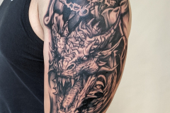 sokol-tatuaz-smok-realistyczny-na-ramieniu-wroclaw