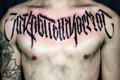 Eugene-Green-neotraditional-kaligrafia-napis-tatuaz-na-klatce-piersiowej-wroclaw