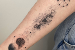 ally-alien-mikrorealizm-dotwork-fineline-dlon-tatuaz-na-przedramieniu-wroclaw