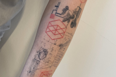 ally-alien-mikrorealizm-dotwork-fineline-serce-napis-tatuaz-na-rece-wroclaw