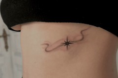 marsatattoo-fineline-gwiazdy-kosmos-delikatny-tatuaz-na-zebrach-wroclaw
