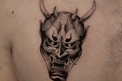 marsatattoo-fineline-mikrorealizm-maska-japonia-demon-tatuaz-na-piersi-wroclaw