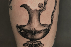 marsatattoo-fineline-mikrorealizmdzbanek-barok-tatuaz-na-nodze-wroclaw