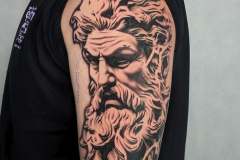sokol-tatuaz-portret-zeus-realistyczny-ramie-anryczny-wroclaw
