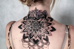 therisnell-mandala-geometryczny-dotwork-tatuaz-na-karku-cover-wroclaw