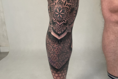 therisnell-mandala-geometryczny-dotwork-tatuaz-na-nodze-3-wroclaw