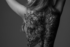 therisnell-mandala-geometryczny-dotwork-tatuaz-na-plecach-wroclaw