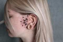 therisnell-mandala-geometryczny-dotwork-tatuaz-na-twarzy-wroclaw