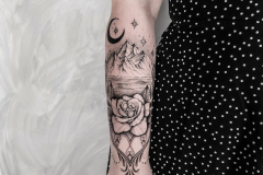 avkvrd-ink-dotwork-blackwork-gory-pejzaz-kwiaty-tatuaz-na-rece-przedramieniu-wroclaw