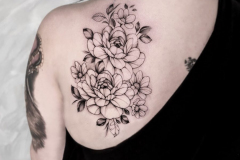 avkvrd-ink-dotwork-blackwork-kwiaty-tatuaz-na-plecach-lopatce-wroclaw