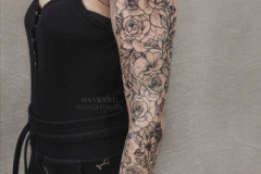 avkvrd-ink-dotwork-blackwork-linework-kwiaty-flora-rekaw-tatuaz-na-rece-wroclaw
