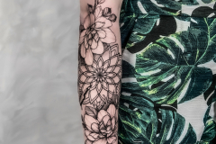 avkvrd-ink-dotwork-blackwork-mandala-kwiaty-tatuaz-na-rece-przedramieniu-wroclaw