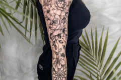 avkvrd-ink-dotwork-blackwork-mandala-kwiaty-tatuaz-na-rece-rekaw-wroclaw