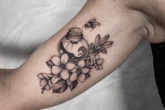 avkvrd-ink-dotwork-blackwork-pszczola-fiolka-kwiaty-tatuaz-na-rece-ramieniu-wroclaw