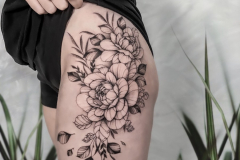 avkvrd-ink-dotwork-blackwork-roslinykwiaty-tatuaz-na-udzie-wroclaw