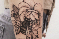 avkvrd-ink-dotwork-linework-blackwork-pszczola-trzmiel-kwiat-tatuaz-na-rece-wroclaw