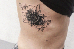 avkvrd-ink-dotwork-linework-blackwork-pszczola-trzmiel-kwiaty-tatuaz-na-zebrach-wroclaw