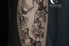 avkvrd-ink-dotwork-linework-jelen-kwiaty-tatuaz-na-rece-wroclaw