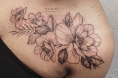 avkvrd-ink-linework-blackwork-kwiaty-flora-tatauz-na-piersi-wroclaw
