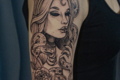 avkvrd-ink-linework-blackwork-portret-kobieta-twarz-waz-kwiaty-tatuaz-na-rece-wroclaw