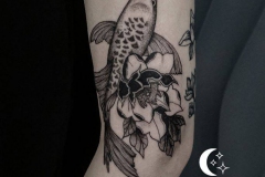 avkvrd-ink-linework-blackwork-ryba-koi-kwiaty-tatuaz-na-rece-wroclaw