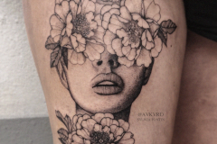 avkvrd-ink-linework-dotwork-blackwork-portret-twarz-kobieta-kwiaty-tatuaz-na-nodze-wroclaw
