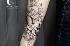 avkvrd-ink-linework-dotwork-cma-kwiaty-tatuaz-na-rece-przedramieniu-wroclaw