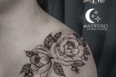 avkvrd-ink-linework-dotwork-roze-kwiaty-tatuaz-na-obojczyku-wroclaw