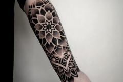 1_therisnell-mandala-geometryczny-dotwork-tatuaz-na-rece-przedramieniu-2-wroclaw