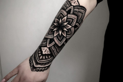 1_therisnell-mandala-geometryczny-dotwork-tatuaz-na-rece-przedramieniu-wroclaw
