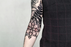 2_therisnell-mandala-geometryczny-dotwork-tatuaz-na-rece-przedramieniu-wroclaw