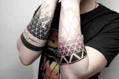 therisnell-geometryczny-dotwork-tatuaz-na-rece-przedramieniu-wroclaw
