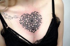 therisnell-mandala-geometryczny-dotwork-tatuaz-na-klatce-piersiowej-wroclaw
