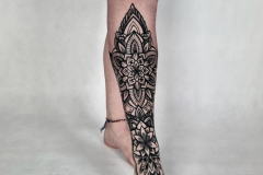 therisnell-mandala-geometryczny-dotwork-tatuaz-na-piszczelu-wroclaw