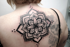 therisnell-mandala-geometryczny-dotwork-tatuaz-na-plecach-wroclaw