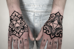 therisnell-mandala-geometryczny-dotwork-tatuaz-na-rece-dloni-dloniach-wroclaw