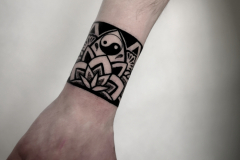 therisnell-mandala-geometryczny-dotwork-tatuaz-na-rece-nadgarstku-wroclaw