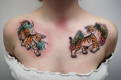 therisnell-neotradycyjny-kolorowy-japonski-tygrys-tatuaz-na-klatce-piersiowej-wroclaw