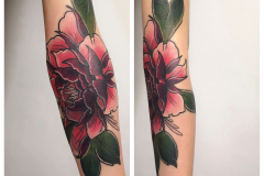 therisnell-neotradycyjny-kolorowy-kwiaty-tatuaz-na-rece-lokciu-wroclaw