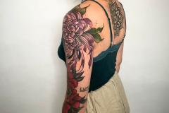 therisnell-neotradycyjny-kolorowy-kwiaty-tatuaz-na-rece-rekaw-wroclaw