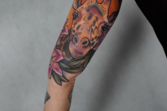 therisnell-neotradycyjny-kolorowy-zyrafa-tatuaz-na-rece-wroclaw